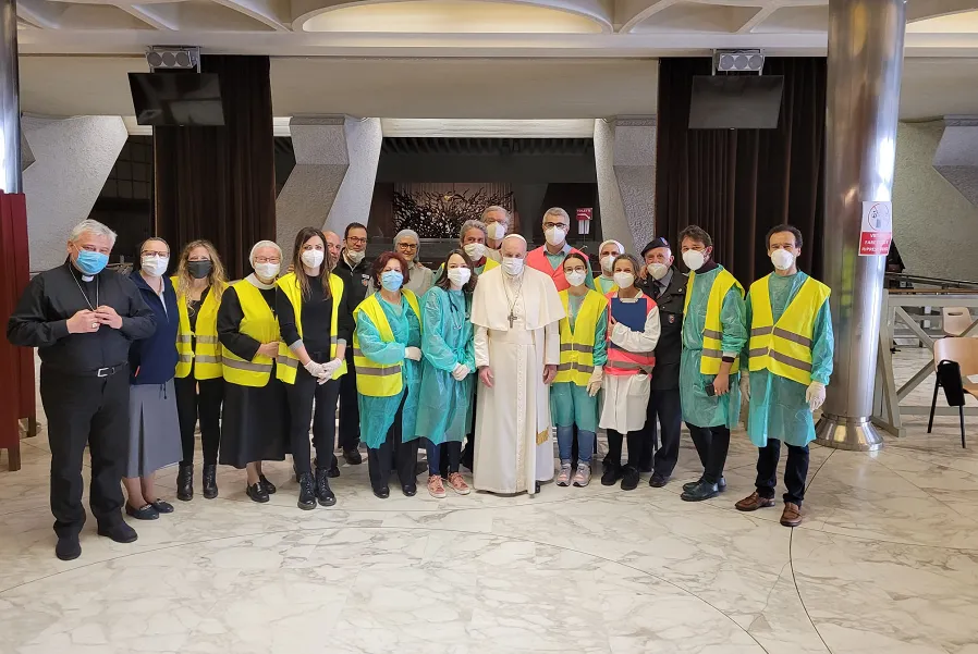 Pope Francis with the volunteers helping vaccinate people in need at the Vatican April 2, 2021.?w=200&h=150